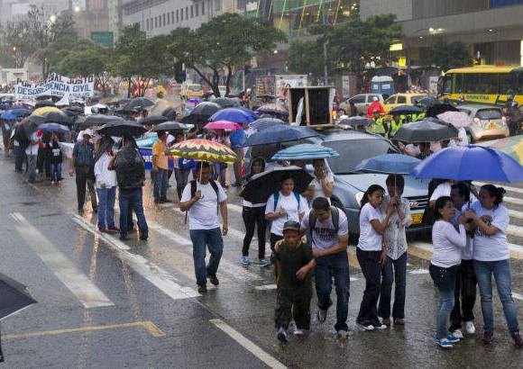 - La marcha de los contribuyentes inconformes congestion&#243; el centro de la ciudad al caer la tarde, horas en las que el tr&#225;fico vehicular es bastante alto.