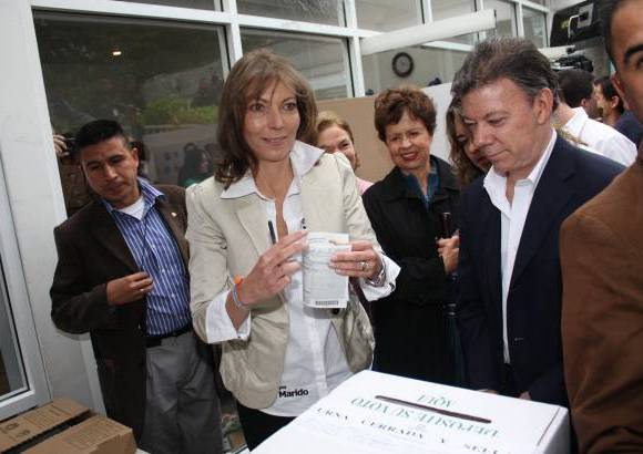 Foto Prensa Candidato - Mar&#237;a Clemencia de Santos, vot&#243; en el Liceo Frances, acompa&#241;ada de su esposo el candidato a la presidencia por el partido de la U, Juan Manuel Santos.