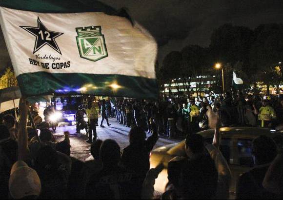 Colprensa - Un vuelo que demor&#243; por m&#225;s de cuatro horas, pero que pudo sentir el apoyo de una hinchada que, a pesar de los resultados, no abandona y que a&#250;n estando fuera de casa, lo sigue hasta el final.