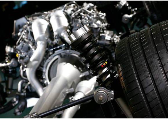 REUTERS - El nuevo superdeportivo de Mercedes AMG GT fue presentado a la prensa en la sede de la compañía en Affalterbach, cerca de Stuttgart. El auto combina "un estilo de diseño único y lujoso interior con impresionantes prestaciones: motor AMG V8 biturbo de 4.0 litros, 462 caballos de fuerza, de cero a 100 km / h en 4 segundos. El piloto de Fórmula Uno, Nico Rosberg condujo el vehículo durante su estreno mundial.