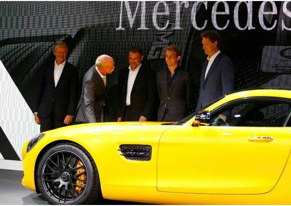 REUTERS - El nuevo superdeportivo de Mercedes AMG GT fue presentado a la prensa en la sede de la compañía en Affalterbach, cerca de Stuttgart. El auto combina "un estilo de diseño único y lujoso interior con impresionantes prestaciones: motor AMG V8 biturbo de 4.0 litros, 462 caballos de fuerza, de cero a 100 km / h en 4 segundos. El piloto de Fórmula Uno, Nico Rosberg condujo el vehículo durante su estreno mundial.