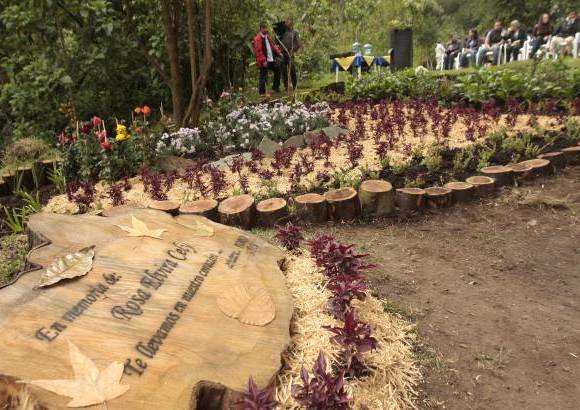 Colprensa-Christian Castillo - Las entidades junto a la Alcaldía Mayor de Bogotá sembraron un jardín conmemorativo en forma de corazón, como símbolo de vida y amor que se les debe brindar a todas las mujeres y como un rechazo a todo tipo de actos violentos contra el género.