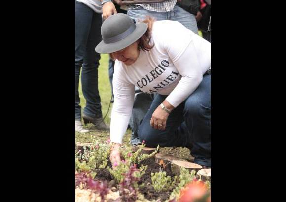 Colprensa-Christian Castillo - Según el director del Jardín Botánico, Luis Olmedo Martínez, este es un acto para todas las mujeres, y para todos los colombianos, un acto por el recuerdo eterno, queremos sembrar la vida ante tanta adversidad solo nos queda el deber de la esperanza.