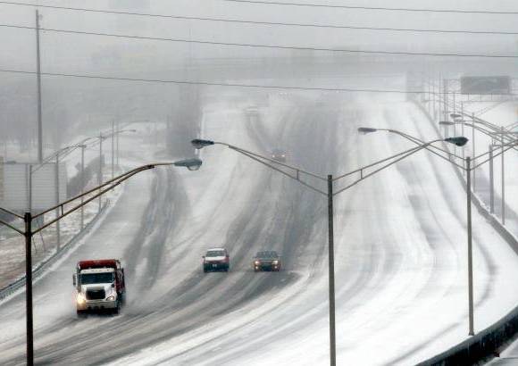 Reuters - Cerca de 300.000 hogares est&#225;n sin electricidad en los estados de Carolina del Norte, Carolina del Sur, Misisipi, Luisiana y Alabama, mientras que en el estado de Georgia hay m&#225;s de 200.000 afectados por los apagones.