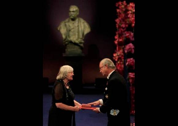 Reuters - Ruth Fowler Edwards recibi&#243; el Premio Nobel de Fisiolog&#237;a o Medicina en nombre de su esposo Robert G. Edwards