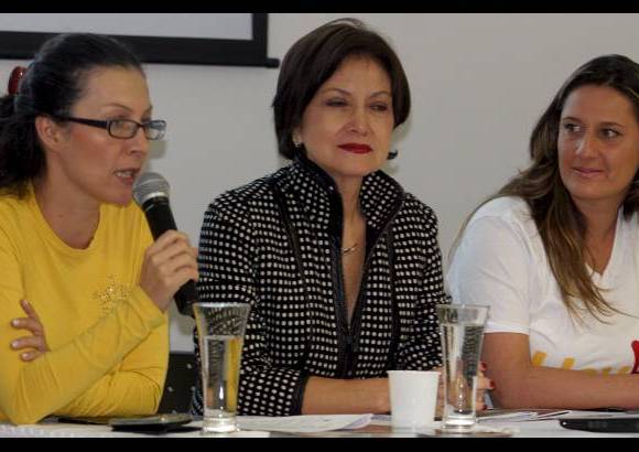 Esteban Vanegas - Lanzamiento de la carrera atl&#233;tica Hoy por ti, de la fundaci&#243;n So&#241;ar Despierto. Julio 2 de 2009, Alicia Vargas (izq), Maria Lucia Cossio (centro), Erica Schuttmann (derecha).