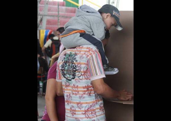 Donaldo Zuluaga - Los padres de familia votaron en compañía de sus hijos para enseñarles desde pequeños, como se ejerce la democracia.
