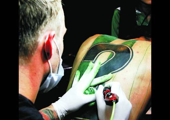 Esteban Vanegas - Mientras Ysh trabajaba, el tatuador dan&#233;s que le hizo realidad ese deseo de llevar la casaca verdolaga, &#39;Felo&#39; mitigaba el dolor escuchando los cantos de la barra y, por momentos, rock.