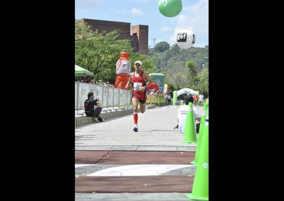 Esteban Jaramillo y Sebasti&#225;n Salazar - M&#225;s de 10 mil competidores se dieron cita en esta hist&#243;rica cita deportiva que se corr&#237;a en las modalidades de 5, 10, 21 y 42 kil&#243;metros.