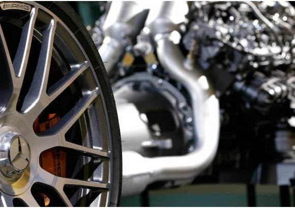 REUTERS - El nuevo superdeportivo de Mercedes AMG GT fue presentado a la prensa en la sede de la compañía en Affalterbach, cerca de Stuttgart. El auto combina "un estilo de diseño único y lujoso interior con impresionantes prestaciones: motor AMG V8 biturbo de 4.0 litros, 462 caballos de fuerza, de cero a 100 km / h en 4 segundos. El piloto de Fórmula Uno, Nico Rosberg condujo el vehículo durante su estreno mundial.