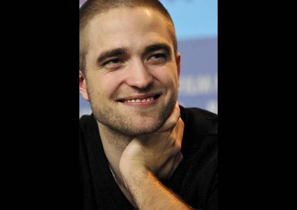 Reuters - Pattinson, quien pone a suspirar a miles de j&#243;venes en el mundo, opt&#243; por un corte rapado, tipo militar.