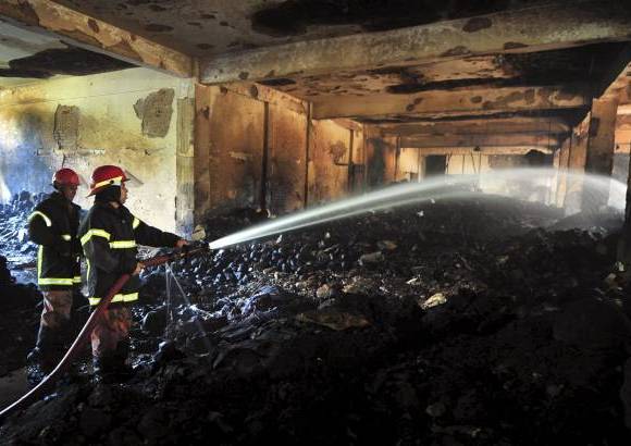 AP - En Bangladesh suelen producirse incendios debido al mal estado del cableado, y los cortocircuitos son comunes en las plantas de producci&#243;n y exportaci&#243;n textil.