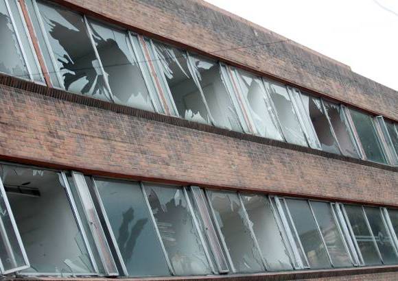 Ra&#250;l Palacios, Colprensa - Hombres de la Defensa Civil tambi&#233;n acudieron a los edificios aleda&#241;os a la zona donde ocurri&#243; la explosi&#243;n del carro bomba para ayudar a las personas afectadas por el hecho terrorista.