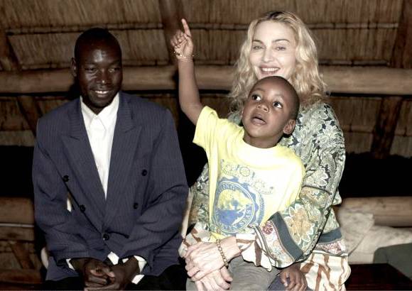 Foto AP - En marzo de 2009, la reina del pop adopt&#243; al peque&#241;o David, en Malawi. En la foto aparece con el padre biol&#243;gico del ni&#241;o, Yohane Banda.