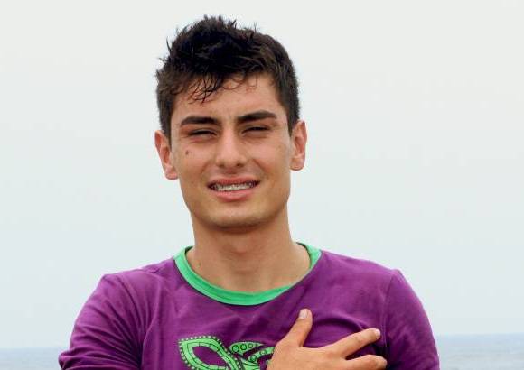 Cortes&#237;a Canal Caracol - SERGIO ALEJANDRO ARANGO: Jugador de f&#250;tbol del barrio Manrique de Medell&#237;n. Con sus estudios desea convertirse en representante de la FIFA. Conf&#237;a que la t&#225;ctica y estrategia apredidas en el balompi&#233;, le sirvan para ganar el Desaf&#237;o.