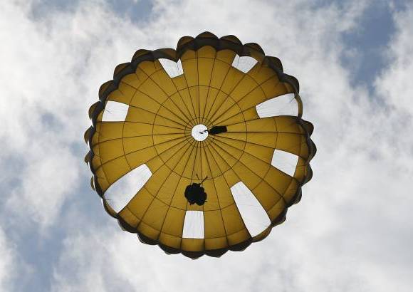 Reuters - Un soldado de la Fuerza de Autodefensa de Tierra japonesa cae en su paracaidas durante su instrucci&#243;n militar en el campo de la formaci&#243;n Higashifuji en Susono, al oeste de Tokio.