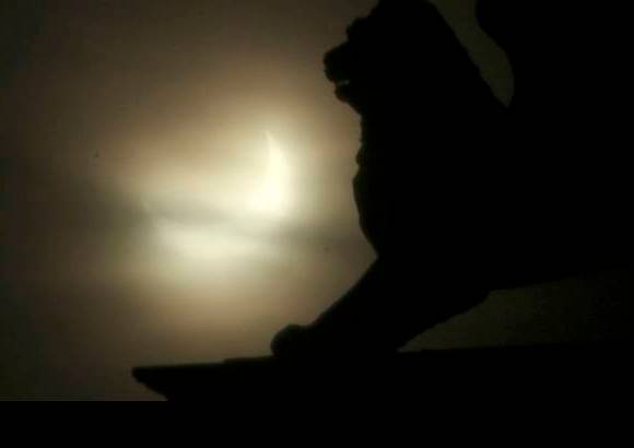 Reuters - Poco antes de las 09.30 horas (08.30 GMT) la Luna cubr&#237;a un m&#225;ximo del 75 por ciento de la superficie solar en el centro y norte de Europa, dejando ver el sol convertido en una brillante media luna en aquellas regiones despejadas.