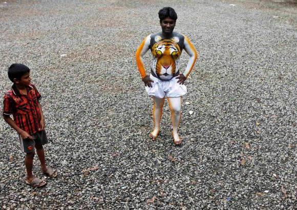 REUTERS - Onam es un festival anual hind&#250; celebrado en Kerala, India, dedicado a la cosecha y que se realiza durante el mes de Chingam (Agosto-Septiembre). Una de sus festividades es el Pulikali o la danza del tigre. Los bailarines, entre ellos algunos ni&#241;os, pintan sus cuerpos con la imagen del felino m&#225;s grande del mundo, en una expresi&#243;n cultural que gira en torno al tema de la caza del animal.