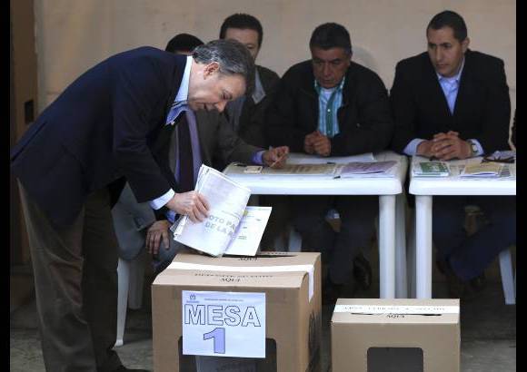 Agencias - El Presidente de la Rep&#250;blica, Juan Manuel Santos, particip&#243; en las elecciones parlamentarias durante la jornada de votaciones este domingo 9 de marzo.