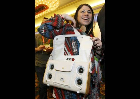 Reuters - Esta &#250;til cartera incluye un sistema de sonido compatible con la tableta iPad, de Apple. Su precio de lanzamiento es de 199 d&#243;lares.