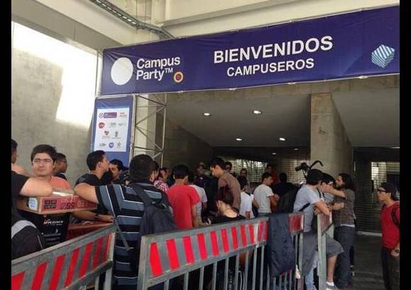 Catalina Hernández - En otro lado de la fila estaban los campuseros que no habían reclamado su acreditación.