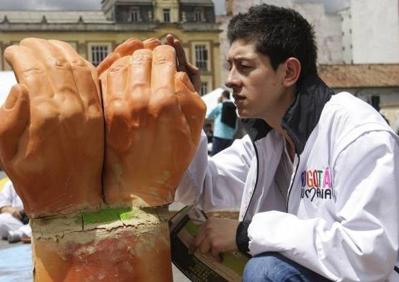 Colprensa - En el evento llamado Bogotá se viste de blanco por la paz contó con la presencia de la Alta consejería para la Paz y la Alcaldía Mayor de Bogotá y organizaciones de Derechos Humanos.
