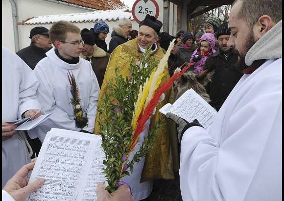 AP - Sacerdotes en Varsovia, Polonia, preparan los cantos para la procesi&#243;n de Domingo de Ramos.