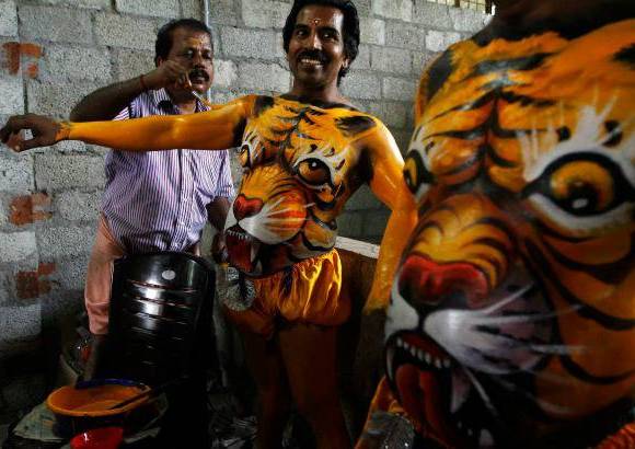 REUTERS - Onam es un festival anual hind&#250; celebrado en Kerala, India, dedicado a la cosecha y que se realiza durante el mes de Chingam (Agosto-Septiembre). Una de sus festividades es el Pulikali o la danza del tigre. Los bailarines, entre ellos algunos ni&#241;os, pintan sus cuerpos con la imagen del felino m&#225;s grande del mundo, en una expresi&#243;n cultural que gira en torno al tema de la caza del animal.