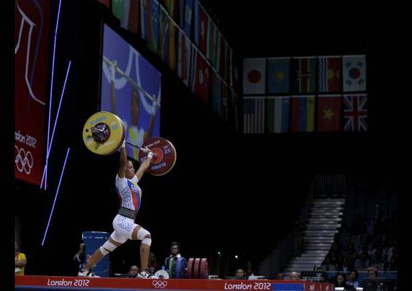 AP - Villar levantó un total de 87 Kg. en el arranque, fallando en dos de sus tres intentos. En la prueba de envión falló en un solo intento y logró levantar 109 Kilogramos, con lo cual sumó un total de 196 Kg.