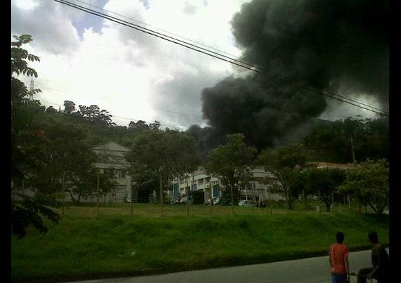 @gavo600 - Un incendio de grandes proporciones se registr&#243; este s&#225;bado en el municipio de Sabaneta, al sur del Valle de Aburr&#225;.