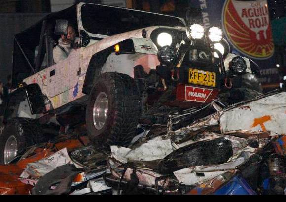 Jaime Pérez - No faltó el desprevenido aficionado de los autos que quiso imitar a los monstruosos vehículos gringos y se arriesgó con un campero más normal, lo que hizo que la dificultad para pasar el obstáculo fuera mayor.