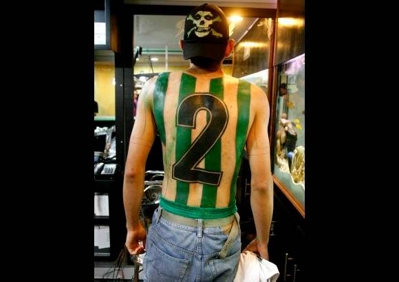 Esteban Vanegas - All&#237; junto a su gente, los verdaderos seguidores del Rey de copas, mostrar&#225; su cuerpo en el que para siempre llevar&#225; en su pecho el escudo de Nacional y la Copa Libertadores. En su espalda lucir&#225; el n&#250;mero dos que representa a Andr&#233;s Escobar, una leyenda verdolaga.