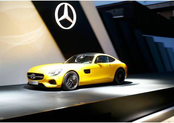 REUTERS - El nuevo superdeportivo de Mercedes AMG GT fue presentado a la prensa en la sede de la compañía en Affalterbach, cerca de Stuttgart. El auto combina "un estilo de diseño único y lujoso interior con impresionantes prestaciones: motor AMG V8 biturbo de 4.0 litros, 462 caballos de fuerza, de cero a 100 km / h en 4 segundos. El piloto de Fórmula Uno, Nico Rosberg condujo el vehículo durante su estreno mundial.
