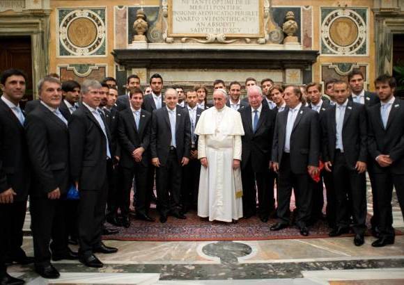 AP - Ante directivos y jugadores de ambos países, el Papa Francisco, seguidor confeso de San Lorenzo de Almagro, pidió que se elimine toda muestra de "discriminación" de los estadios.