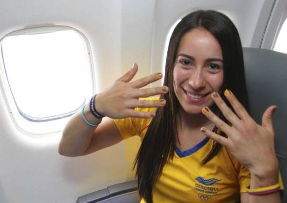 Hernán Vanegas - Con las uñas pintadas de dorado y con el tricolor de la bandera nacional Mariana arribó a la capital antioqueña.