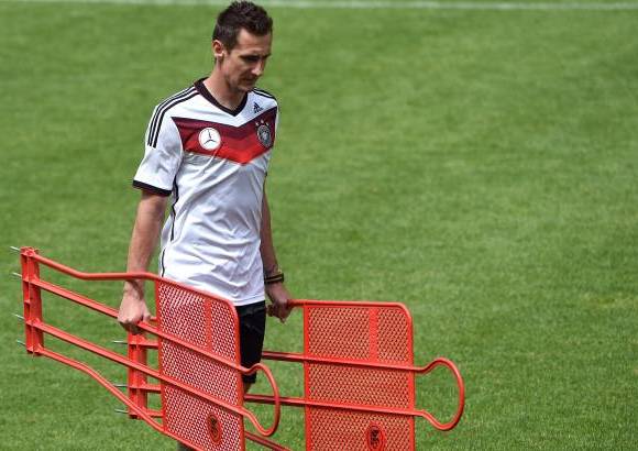 FOTO AFP - El polaco nacionalizado alem&#225;n, Miroslav Klose, es el quinto de los m&#225;s veteranos del Mundial con 36 a&#241;os y podr&#237;a hacer historia en Brasil si marca por lo menos un gol, igualando la cifra del Ronaldo Nazario como el m&#225;ximo artillero de las Copas del Mundo.