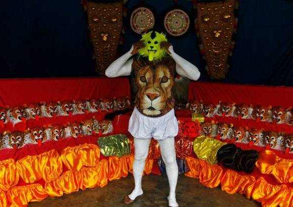REUTERS - Onam es un festival anual hind&#250; celebrado en Kerala, India, dedicado a la cosecha y que se realiza durante el mes de Chingam (Agosto-Septiembre). Una de sus festividades es el Pulikali o la danza del tigre. Los bailarines, entre ellos algunos ni&#241;os, pintan sus cuerpos con la imagen del felino m&#225;s grande del mundo, en una expresi&#243;n cultural que gira en torno al tema de la caza del animal.