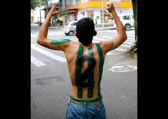 Esteban Vanegas - Muchos me tildan de loco, pero quer&#237;a tatuarme la camiseta de mi equipo que es lo que m&#225;s quiero en la vida. Yo so&#241;aba con llegar un d&#237;a al estadio sin camisa porque en mi piel sab&#237;a que llevar&#237;a el verde y blanco, dice Felo.