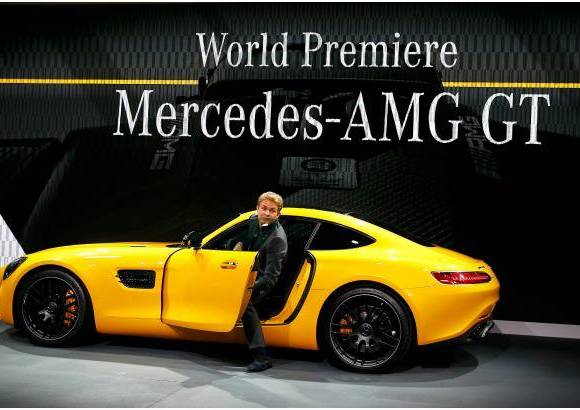 REUTERS - El nuevo superdeportivo de Mercedes AMG GT fue presentado a la prensa en la sede de la compañía en Affalterbach, cerca de Stuttgart. El auto combina "un estilo de diseño único y lujoso interior con impresionantes prestaciones: motor AMG V8 biturbo de 4.0 litros, 462 caballos de fuerza, de cero a 100 km / h en 4 segundos. El piloto de Fórmula Uno, Nico Rosberg condujo el vehículo durante su estreno mundial.