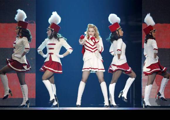 Reuters - La iconografía religiosa no ha abandonado el escenario durante toda la primera parte del concierto, pero se ha solapado con otras puestas en escena, como la de aire militar que ha elegido Madonna para interpretar Revolver o la estética de película de acción de Gang Bang.