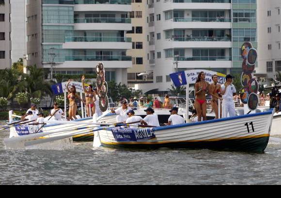 Colprensa - En este tradicional evento, las candidatas recorrieron la bahía de Cartagena, acompañadas de los cadetes de la Escuela Naval. La cita final fue en el Club Naval, donde las candidatas desfilaron en un acto de carácter benéfico para la Acción Social Naval.
