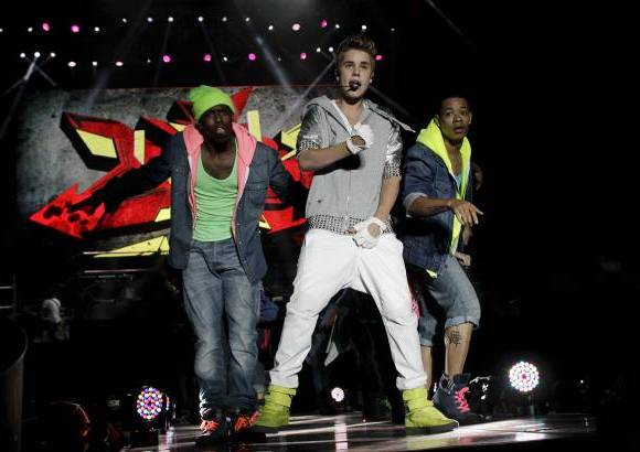 Reuters - Bieber inici&#243; hace unos d&#237;as su gira en Noruega y sigui&#243; en Francia, para promover Believe, material que saldr&#225; a la venta a nivel mundial el pr&#243;ximo 19 de junio, en el que interpreta temas como Boyfriend y Die in your Arms.