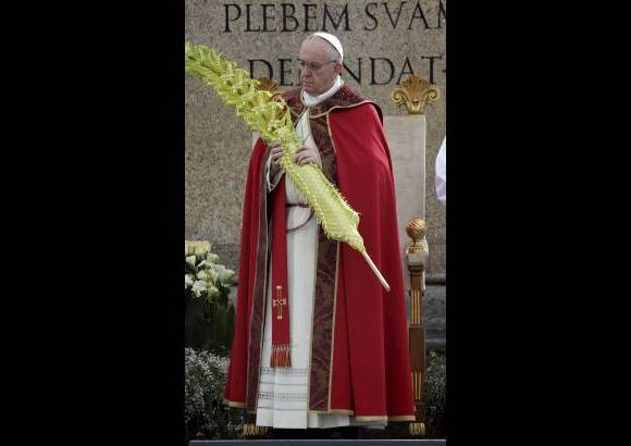 Reuters - El Papa Francisco en la misa de Domingo de Ramos en la Plaza de San Pedro en el Vaticano.