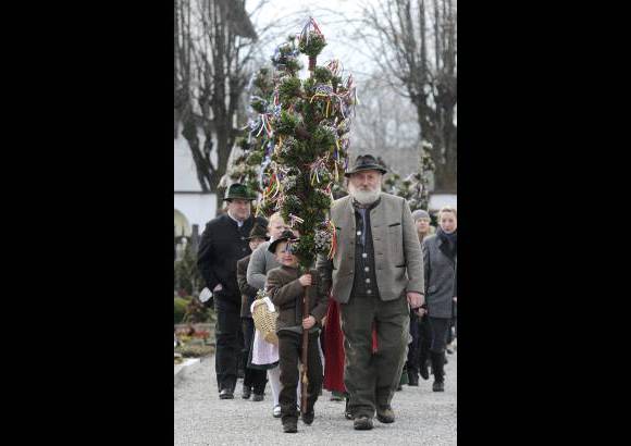 AP - Habitantes de Rottach-Egern, sur de Alemania, desfilan en la procesi&#243;n de Domingo de Ramos con sus trajes tradicionales.