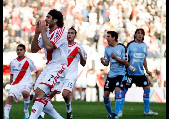 Reuters - Pavone desperdició un penal que le atajó Juan Carlos Olave a los 69 minutos. Si convertía el remate, un gol más hubiese dejado a River en la primera división.