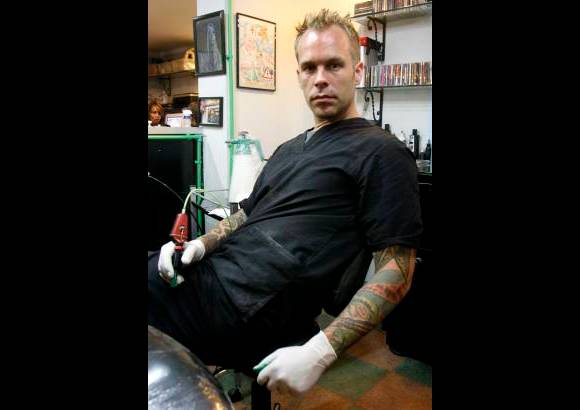Esteban Vanegas - Niels Solling, o Ysh, junto con Jaime Torres, en el estudio Real Deal de El Poblado, fueron los encargados de tatuar la camiseta de Nacional. Ysh lleva 13 a&#241;os dedicado a este oficio de los tatuajes, desde hace tres a&#241;os vive en Medell&#237;n y define a Felipe como un loco.