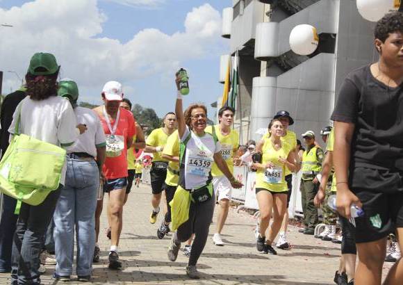 Esteban Jaramillo y Sebastián Salazar - Más de 10 mil competidores se dieron cita en esta histórica cita deportiva que se corría en las modalidades de 5, 10, 21 y 42 kilómetros.