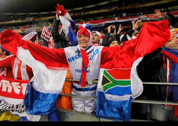 Reuters - La pasión en las tribunas del estadio Green Point.