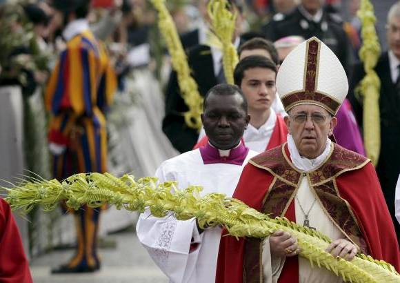 Reuters - Cientos de fieles se reunieron en la Plaza de San Pedro en el Vaticano para ver el primer Domingo de Ramos del Papa Francisco.