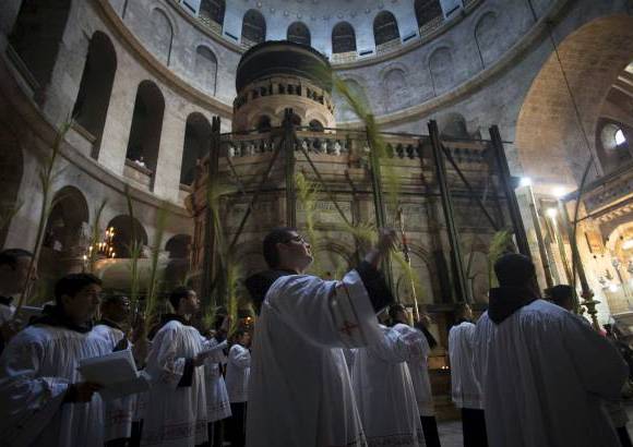 Reuters - Cl&#233;rigos cat&#243;licos durante el desfile de Domingo de Ramos en la Iglesia del Santo Sepulcro en la Ciudad Vieja de Jerusal&#233;n